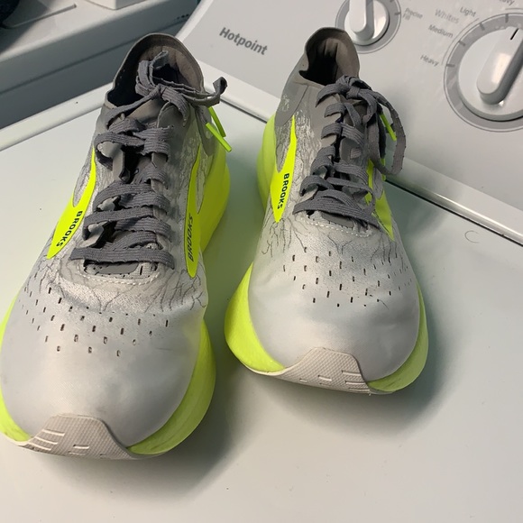 BROOKS - Picture 7 of 9